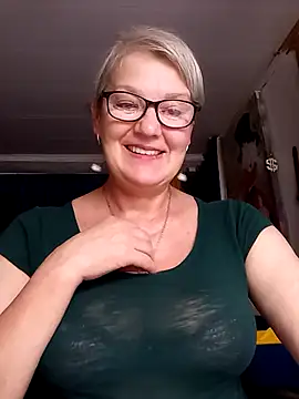 Snapshot of irinamaux chatting on 06/27/26, 03:44 irinamaux online show from 06/27/26, 03:44