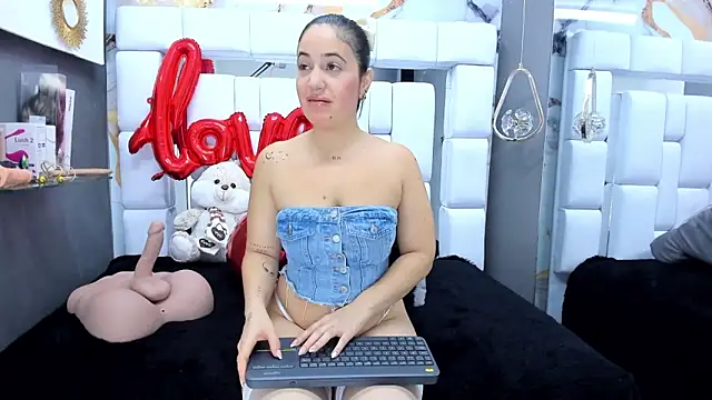 Snapshot of emily_madrid chatting on 02/15/25, 05:41 emily madrid online show from 02/15/25, 05:41