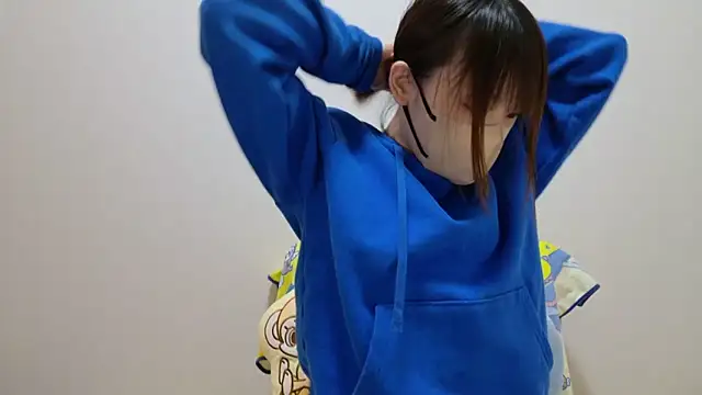 Snapshot of hi---chan- chatting on 12/27/24, 03:48 hi---chan- online show from 12/27/24, 03:48