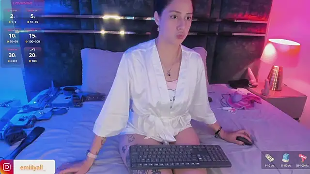 Snapshot of EmilyAllen_ chatting on 02/27/25, 05:24 EmilyAllen online show from 02/27/25, 05:24