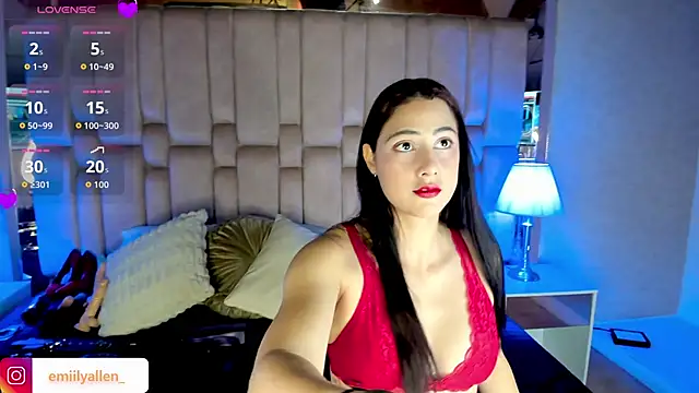 Snapshot of EmilyAllen_ chatting on 10/18/25, 03:42 EmilyAllen online show from 10/18/25, 03:42