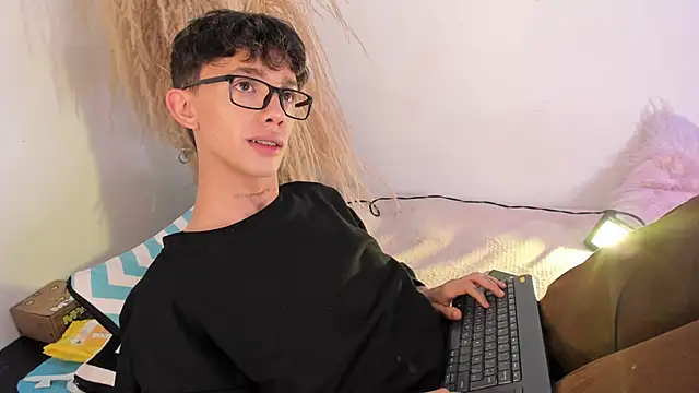Snapshot of Tomy_Rox chatting on 12/21/24, 11:24 Tomy Rox online show from 12/21/24, 11:24