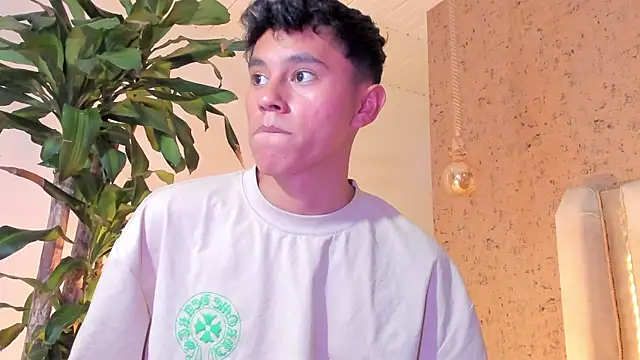 Snapshot of Angel_esteban_fx chatting on 02/08/25, 07:04 Angel esteban fx online show from 02/08/25, 07:04