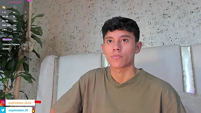 Snapshot of Angel_esteban_fx chatting on 02/25/25, 03:42 Angel esteban fx online show from 02/25/25, 03:42