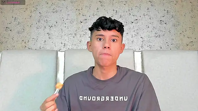 Snapshot of Angel_esteban_fx chatting on 03/08/25, 06:43 Angel esteban fx online show from 03/08/25, 06:43