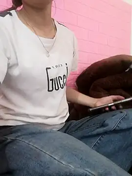 Snapshot of -Almira- chatting on 09/24/25, 02:37 -Almira- online show from 09/24/25, 02:37