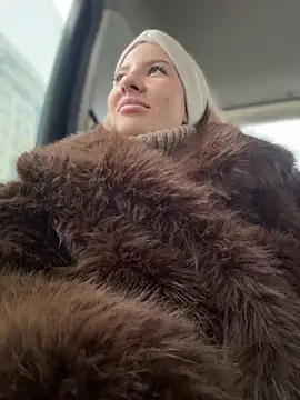 Snapshot of NewLale chatting on 12/21/25, 03:24 NewLale online show from 12/21/25, 03:24