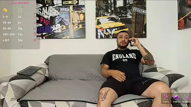 Snapshot of hott_dicks chatting on 01/15/25, 01:52 hott dicks online show from 01/15/25, 01:52