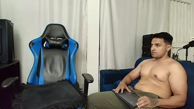 Snapshot of hott_dicks chatting on 07/19/26, 01:31 hott dicks online show from 07/19/26, 01:31