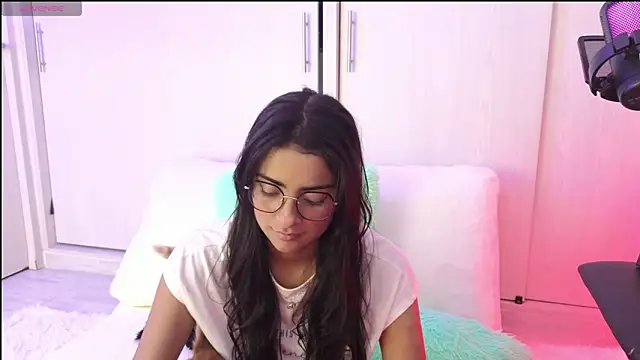 Snapshot of Yues050600 chatting on 02/17/25, 02:09 Yues050600 online show from 02/17/25, 02:09