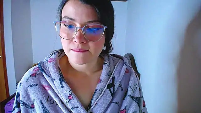 Snapshot of juli05star20 chatting on 10/05/25, 08:51 juli05star20 online show from 10/05/25, 08:51