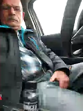 Snapshot of bottomhairy chatting on 12/13/24, 11:02 bottomhairy online show from 12/13/24, 11:02