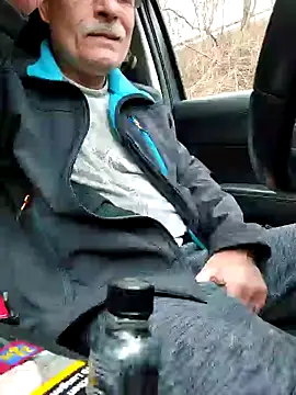 Snapshot of bottomhairy chatting on 12/23/24, 01:56 bottomhairy online show from 12/23/24, 01:56