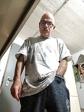 Snapshot of bottomhairy chatting on 11/04/25, 04:00 bottomhairy online show from 11/04/25, 04:00