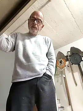 Snapshot of bottomhairy chatting on 03/25/26, 12:44 bottomhairy online show from 03/25/26, 12:44