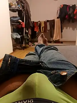 Snapshot of maleesa chatting on 11/21/25, 04:27 maleesa online show from 11/21/25, 04:27