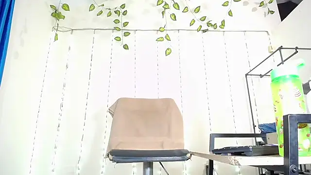 Snapshot of xmissinchesxx chatting on 01/28/25, 04:08 xmissinchesxx online show from 01/28/25, 04:08