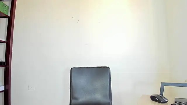 Snapshot of xmissinchesxx chatting on 09/10/25, 09:04 xmissinchesxx online show from 09/10/25, 09:04