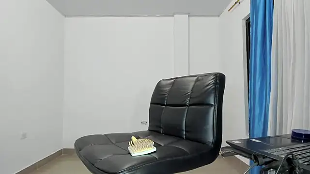 Snapshot of xmissinchesxx chatting on 02/05/26, 09:14 xmissinchesxx online show from 02/05/26, 09:14