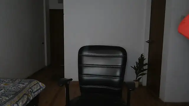 Snapshot of Suzie_darling chatting on 01/08/26, 02:14 Suzie darling online show from 01/08/26, 02:14