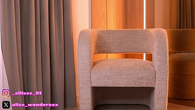 Snapshot of VanessaSimon chatting on 04/01/26, 06:14 VanessaSimon online show from 04/01/26, 06:14