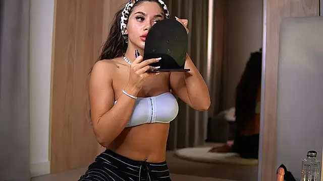 Snapshot of VanessaSimon chatting on 05/06/26, 05:46 VanessaSimon online show from 05/06/26, 05:46