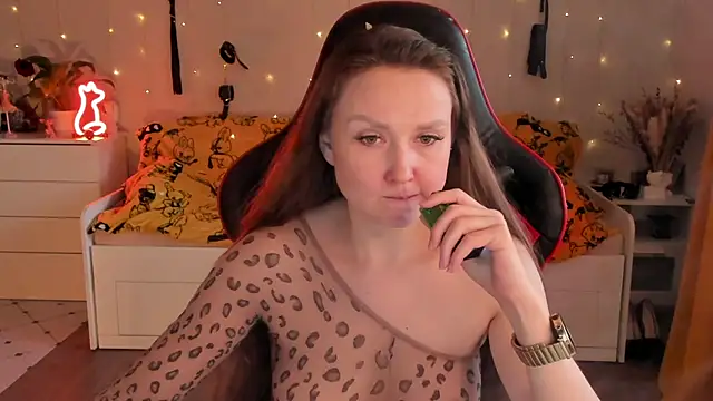 Snapshot of desperatehousewife__ chatting on 09/14/25, 02:38 desperatehousewife   online show from 09/14/25, 02:38