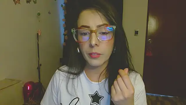 Snapshot of ella_peck chatting on 12/21/25, 10:06 ella peck online show from 12/21/25, 10:06