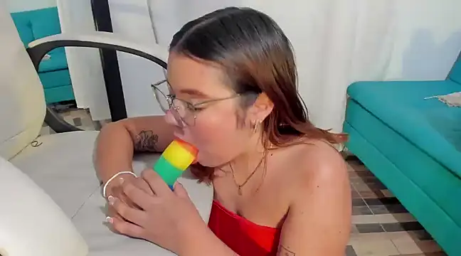 Snapshot of maddy066 chatting on 03/11/25, 05:05 maddy066 online show from 03/11/25, 05:05