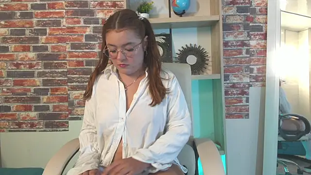 Snapshot of maddy066 chatting on 11/19/25, 01:27 maddy066 online show from 11/19/25, 01:27