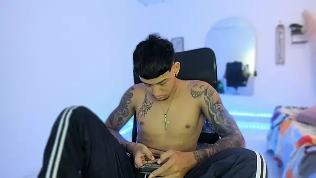 Snapshot of slim_master12 chatting on 11/15/25, 03:04 slim master12 online show from 11/15/25, 03:04