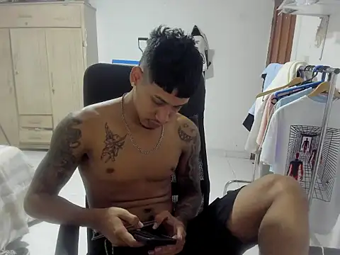 Snapshot of slim_master12 chatting on 12/15/25, 11:09 slim master12 online show from 12/15/25, 11:09