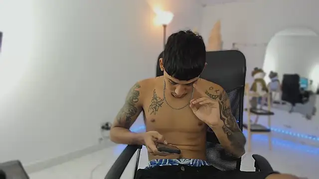 Snapshot of slim_master12 chatting on 12/18/25, 11:44 slim master12 online show from 12/18/25, 11:44