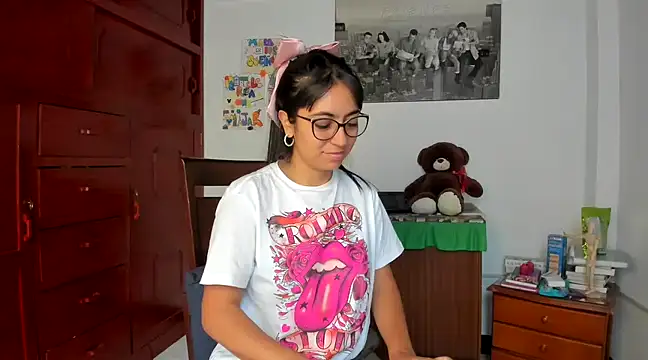 Snapshot of Isabellaa22_1 chatting on 12/23/24, 01:45 Isabellaa22 1 online show from 12/23/24, 01:45