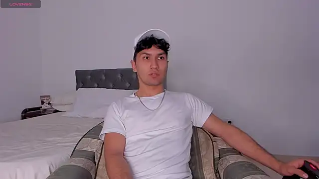 Snapshot of Valerio_James7 chatting on 01/21/25, 06:43 Valerio James7 online show from 01/21/25, 06:43