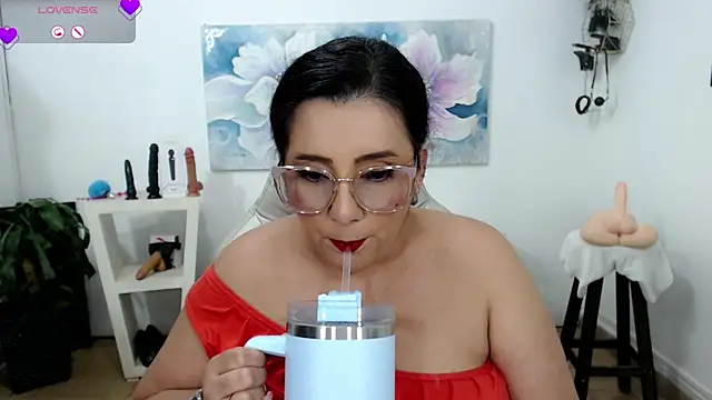 mom hot   online show from 02/10/25, 12:19