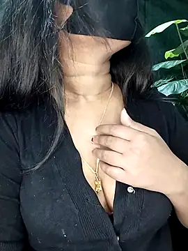 Idhika Paul online show from 11/25/25, 12:10