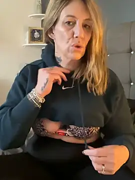 Snapshot of blondebitch2 chatting on 01/31/25, 02:28 blondebitch2 online show from 01/31/25, 02:28