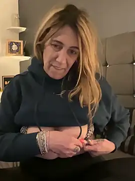 Snapshot of blondebitch2 chatting on 01/31/25, 06:14 blondebitch2 online show from 01/31/25, 06:14