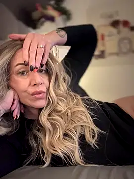 Snapshot of blondebitch2 chatting on 11/10/25, 10:58 blondebitch2 online show from 11/10/25, 10:58