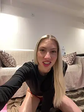 LuisaBecker online show from 12/26/24, 08:42