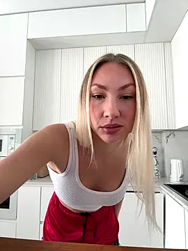 Snapshot of LuisaBecker chatting on 12/20/25, 11:17 LuisaBecker online show from 12/20/25, 11:17