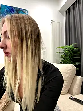 Snapshot of LuisaBecker chatting on 12/21/25, 01:40 LuisaBecker online show from 12/21/25, 01:40