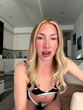 Snapshot of LuisaBecker chatting on 01/10/26, 11:56 LuisaBecker online show from 01/10/26, 11:56