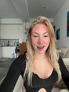 Snapshot of LuisaBecker chatting on 01/17/26, 10:31 LuisaBecker online show from 01/17/26, 10:31