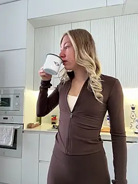 Snapshot of LuisaBecker chatting on 01/19/26, 09:57 LuisaBecker online show from 01/19/26, 09:57