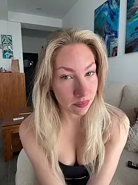 Snapshot of LuisaBecker chatting on 02/01/26, 11:42 LuisaBecker online show from 02/01/26, 11:42