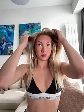 Snapshot of LuisaBecker chatting on 02/21/26, 11:00 LuisaBecker online show from 02/21/26, 11:00