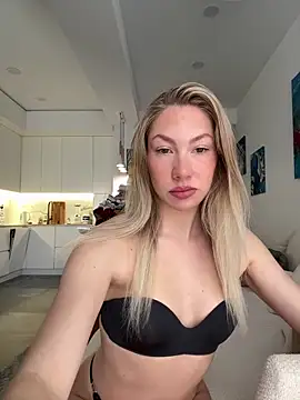 Snapshot of LuisaBecker chatting on 03/06/26, 12:56 LuisaBecker online show from 03/06/26, 12:56