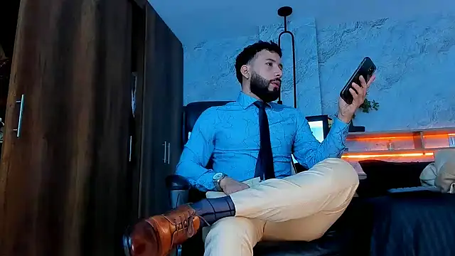 Snapshot of bruno_woods chatting on 02/27/25, 04:53 bruno woods online show from 02/27/25, 04:53